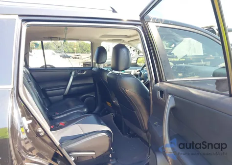 2013 Toyota Highlander Se V6 z USA, uszkodzony, nr VIN 5TDBK3EH8DS211713